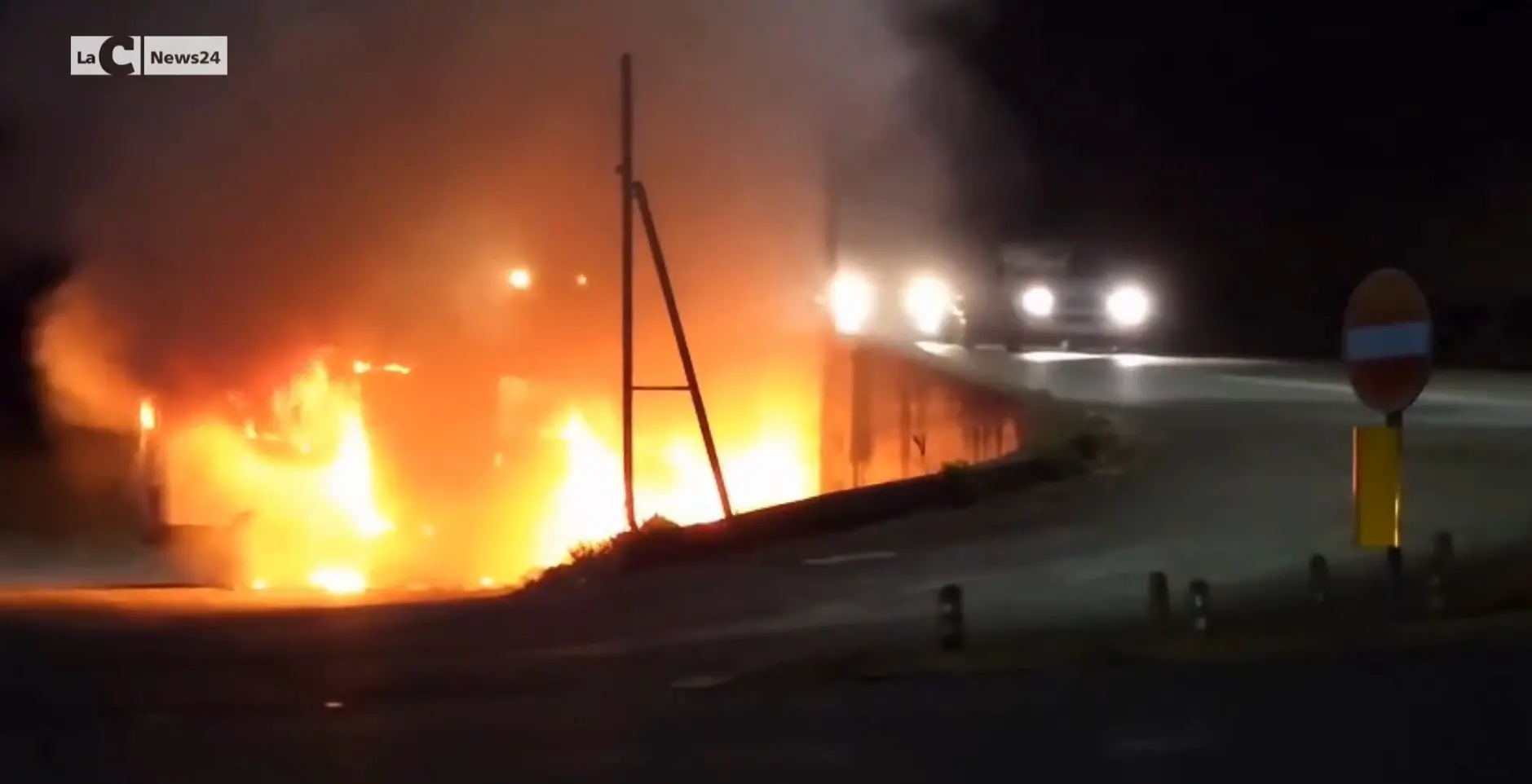 Incendio distrugge un furgone: attimi di paura a Belvedere