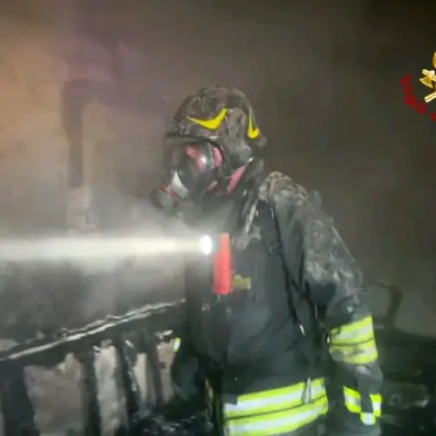 Incendio nella notte a Rocca Imperiale: muore un anziano\n