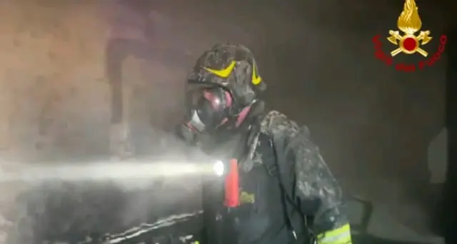 Incendio nella notte a Rocca Imperiale: muore un anziano\n