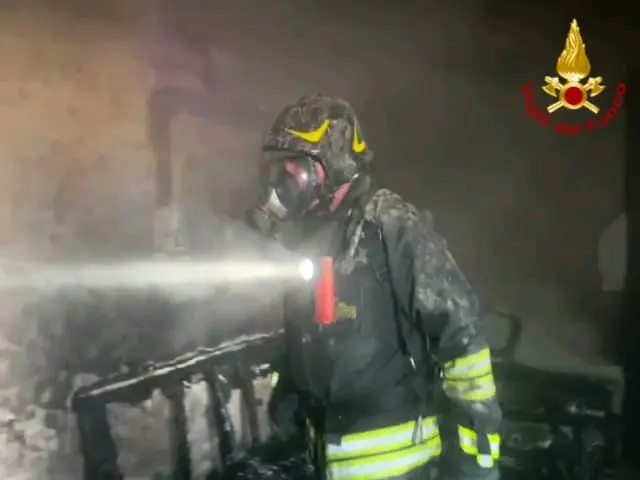 Incendio nella notte a Rocca Imperiale: muore un anziano\n