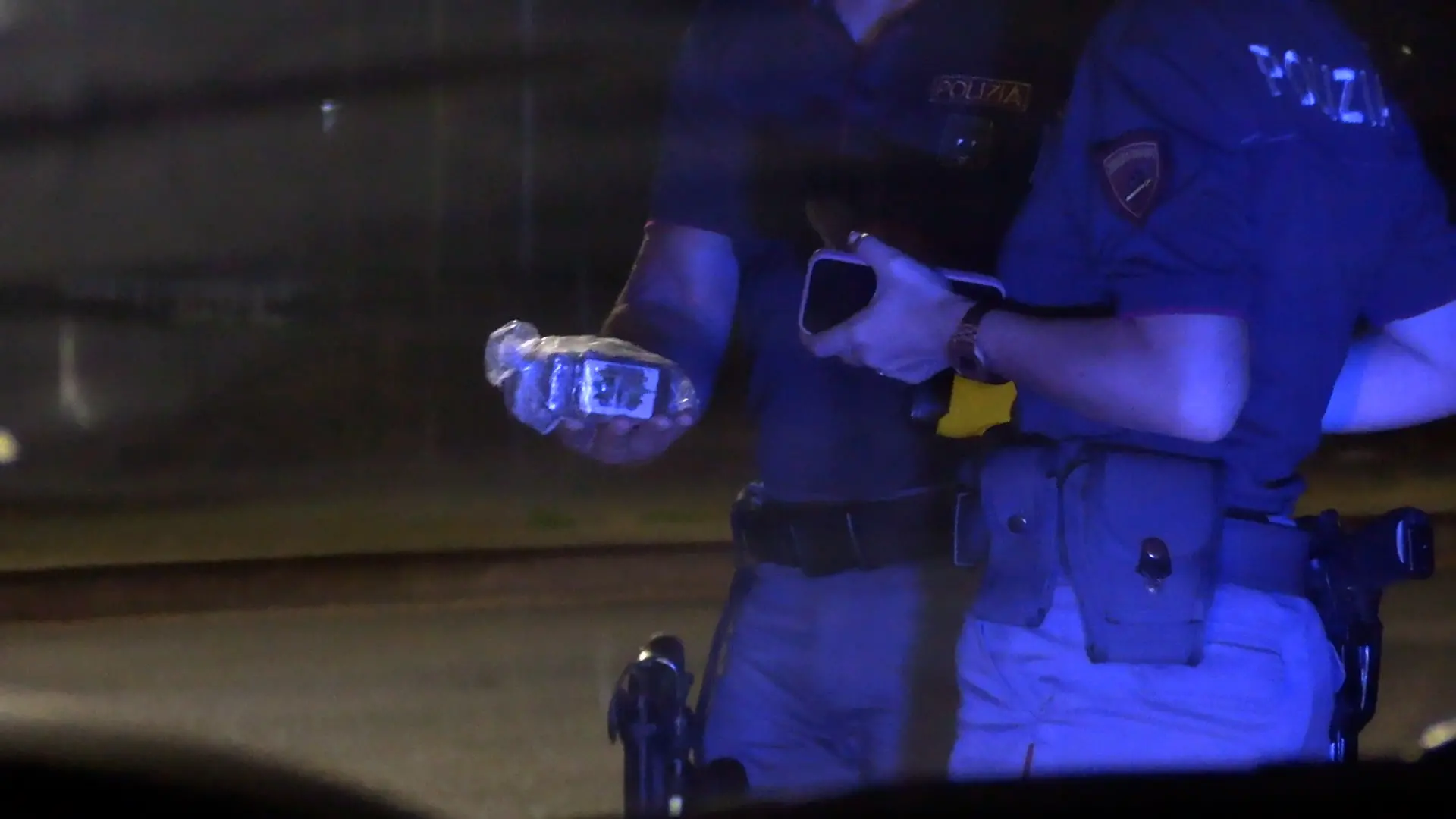 Degli agenti della Questura di Cosenza sequestrano della sostanza stupefacente (foto d\\'archivio)