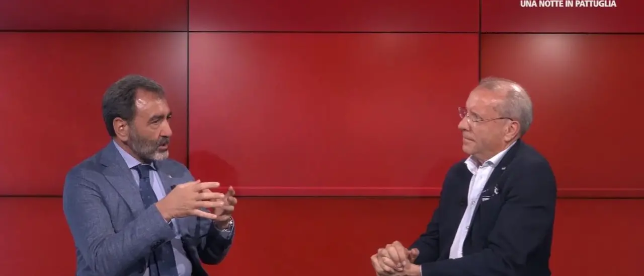 Le volanti della Questura garanti della tranquillità cittadina\u00A0di notte, l’orgoglio del questore di Cosenza: «Per noi è una missione»\n