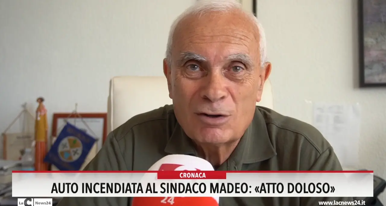 Auto incendiata al sindaco Madeo: «Atto doloso»
