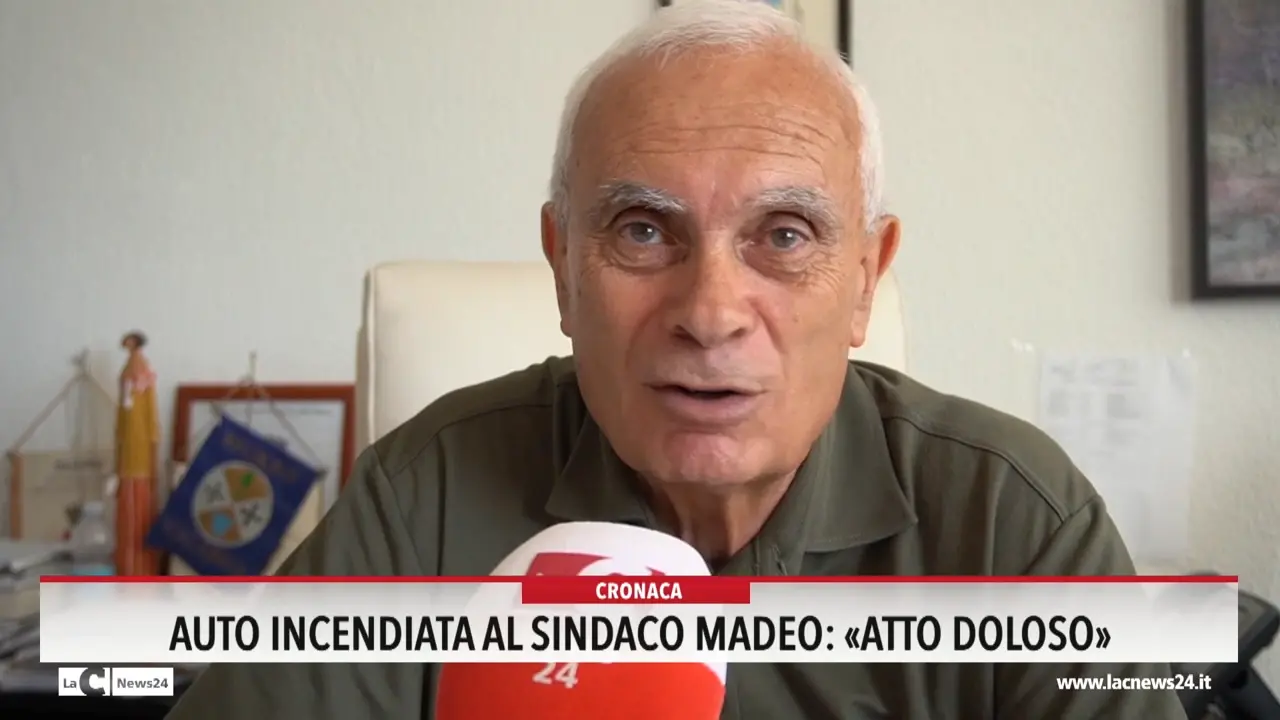 Auto incendiata al sindaco Madeo: «Atto doloso»