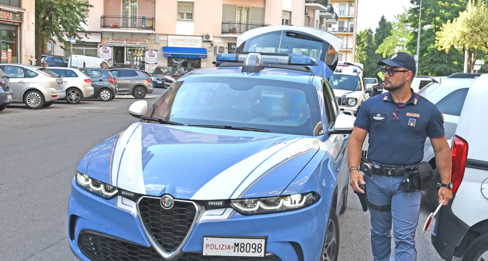 Cosenza, il camper della polizia presidia la zona delle Autolinee