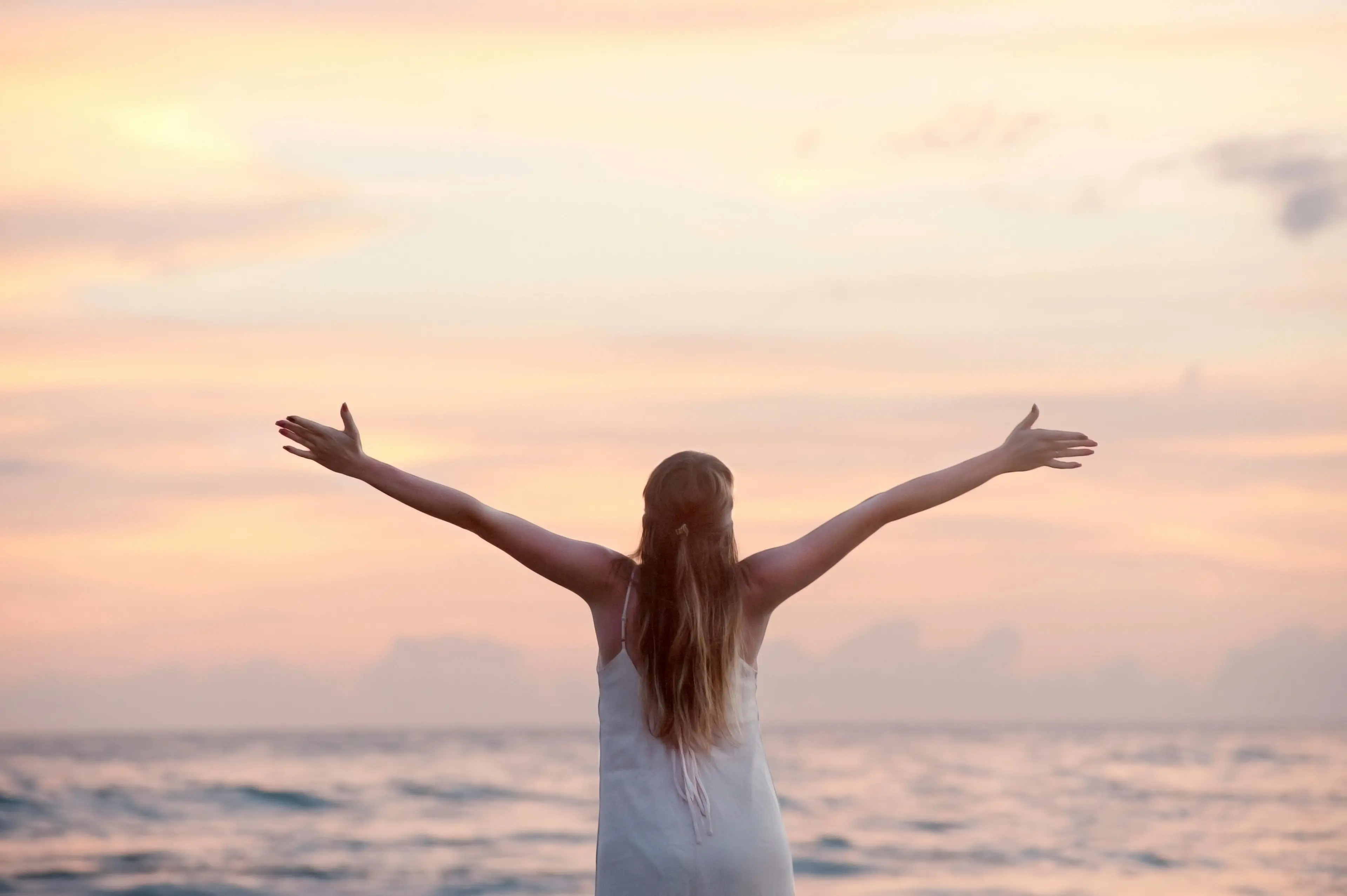 Cibo e acqua, aria e movimento: la salute passa da qui. Ma contano anche la cura del corpo e le relazioni\n