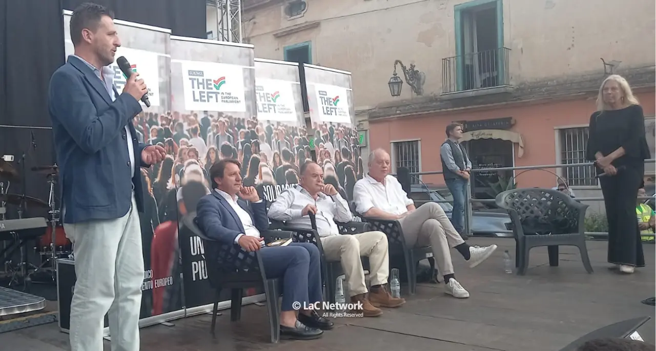 Bagno di folla a Corigliano Rossano per l’incontro con Gratteri: «Il nuovo format tv? Non prendo un centesimo. Non vedo lo scandalo a parlare di mafie»\n