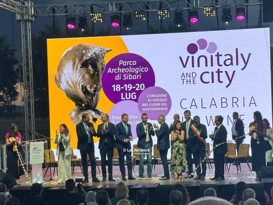 Vinitaly and the City, a Sibari il taglio del nastro: «Vetrina d’eccellenza per la Calabria»