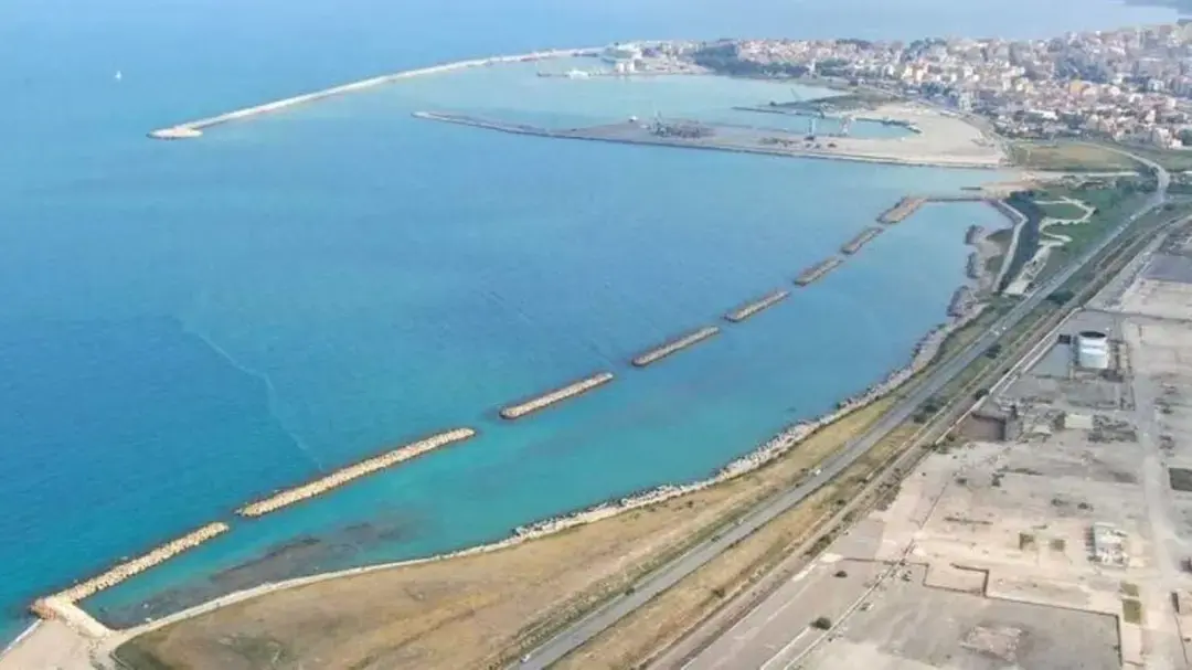 Bonifica di Crotone, Oliverio al commissario Errigo: «Ricostruzioni imprecise? I rifiuti devono essere smaltiti fuori dalla Calabria»\n