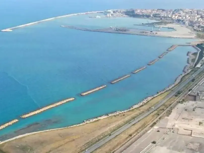 Bonifica di Crotone, Oliverio al commissario Errigo: «Ricostruzioni imprecise? I rifiuti devono essere smaltiti fuori dalla Calabria»