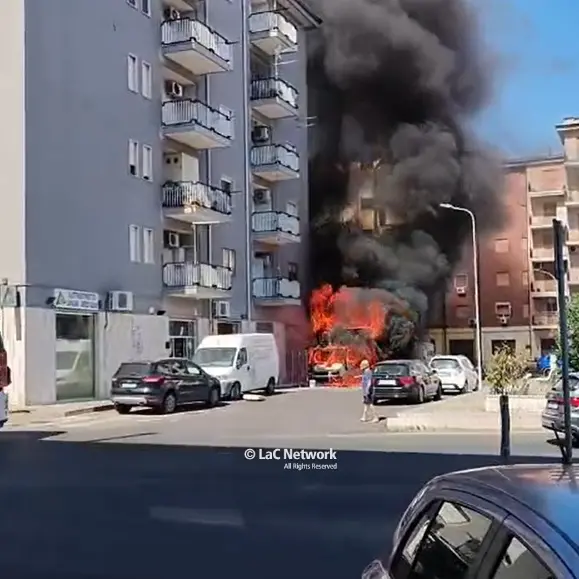Attimi di paura a Rossano, incendio coinvolge un furgone e le fiamme lambiscono una palazzina\n