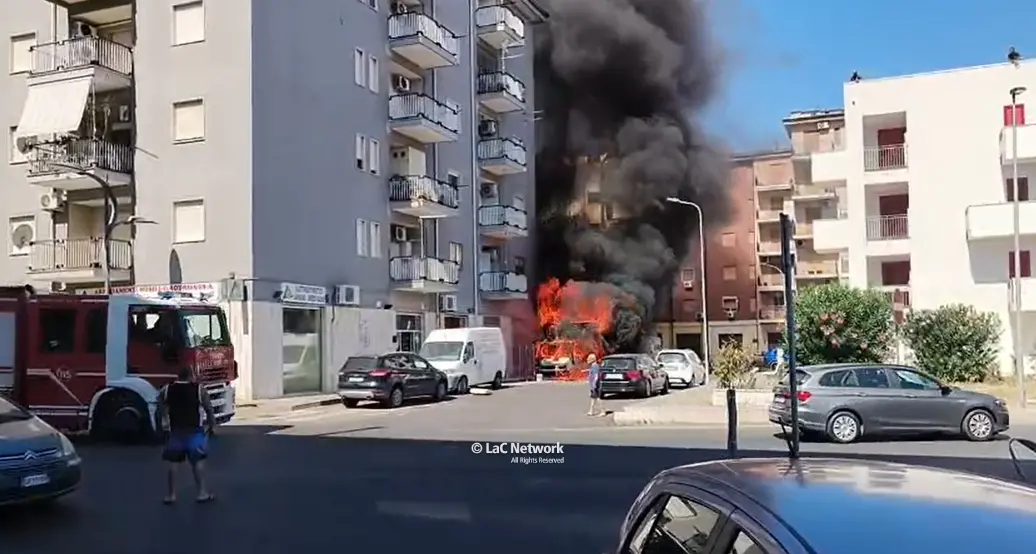 Attimi di paura a Rossano, incendio coinvolge un furgone e le fiamme lambiscono una palazzina\n