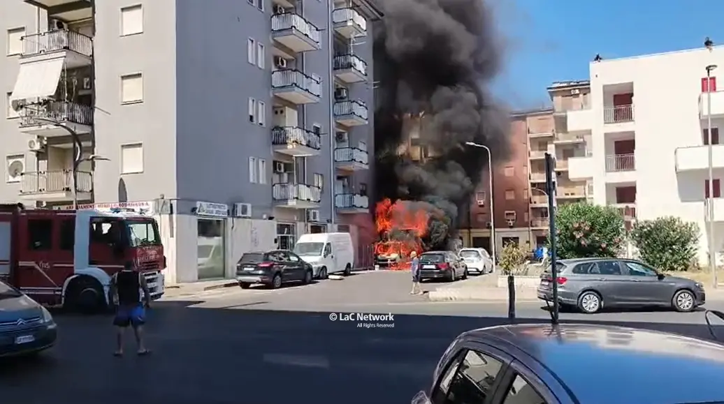 Attimi di paura a Rossano, incendio coinvolge un furgone e le fiamme lambiscono una palazzina\n