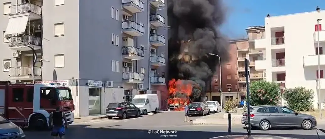 Attimi di paura a Rossano, incendio coinvolge un furgone e le fiamme lambiscono una palazzina\n