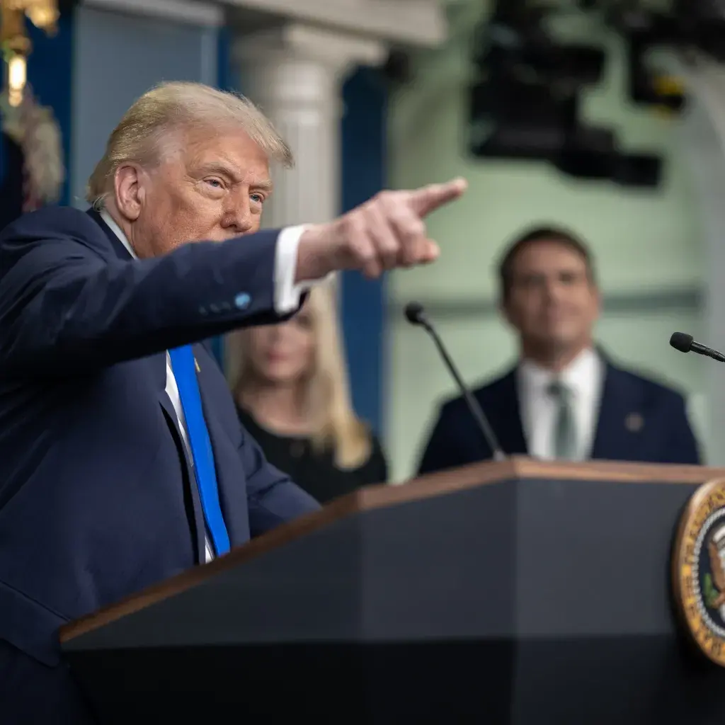 Settore auto e farmaceutica, Trump insoddisfatto delle controproposte Ue minaccia dazi più alti su tutti i beni\n