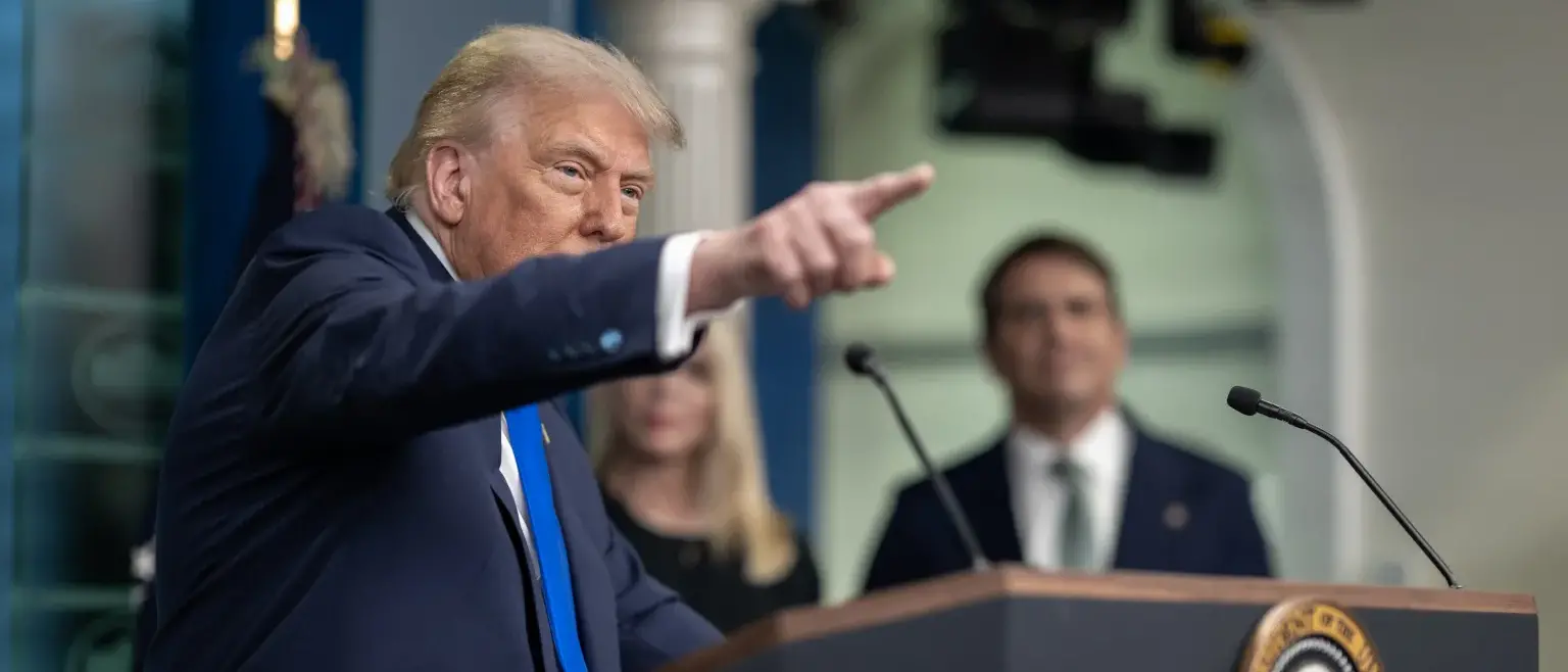 Settore auto e farmaceutica, Trump insoddisfatto delle controproposte Ue minaccia dazi più alti su tutti i beni\n