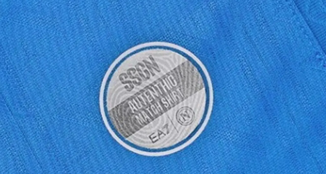 Napoli, la maglia scudettata con l’errore: “Autenthic” e il confine tra umanità e approssimazione
