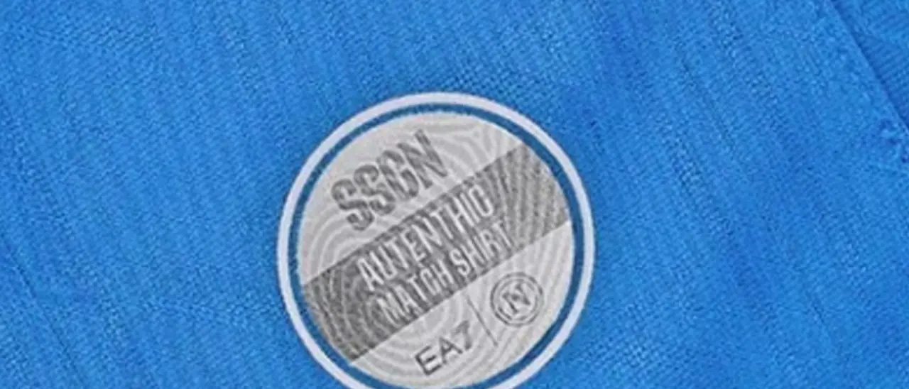 Napoli, la maglia scudettata con l’errore: “Autenthic” e il confine tra umanità e approssimazione