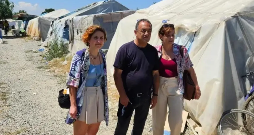 Lucano e Salis in visita alla tendopoli di San Ferdinando: «L’Europa deve sapere come vivono qui centinaia di persone»
