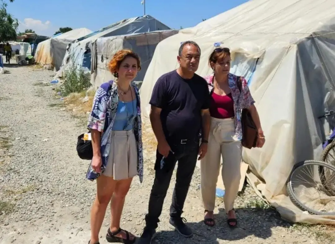 Lucano e Salis in visita alla tendopoli di San Ferdinando: «L’Europa deve sapere come vivono qui centinaia di persone»