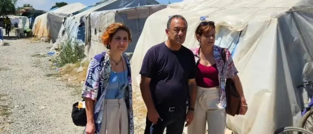 Lucano e Salis in visita alla tendopoli di San Ferdinando: «L’Europa deve sapere come vivono qui centinaia di persone»