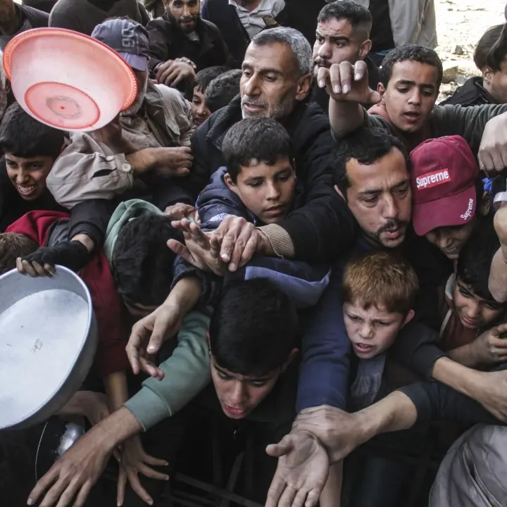 Nuova strage a sud di Gaza, spari sulla folla in attesa di ricevere cibo e aiuti: decine di morti e feriti
