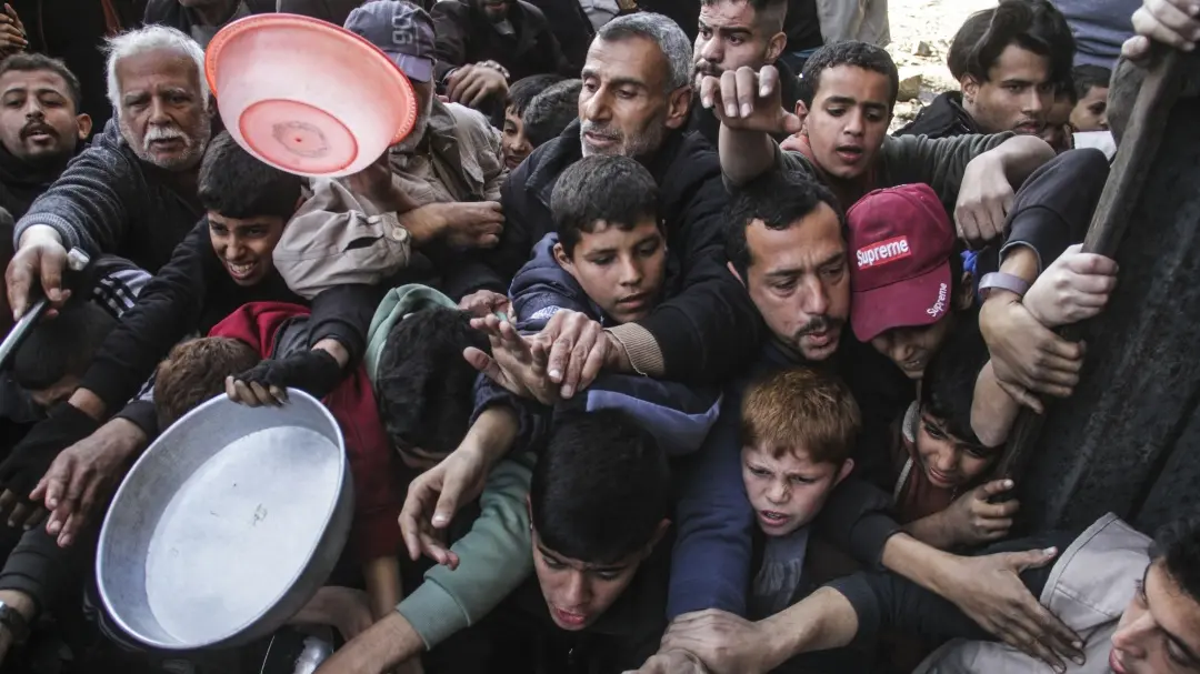 Palestinesi in fila per ricevere cibo e aiuti , Ipa Xinhua/ABACA
