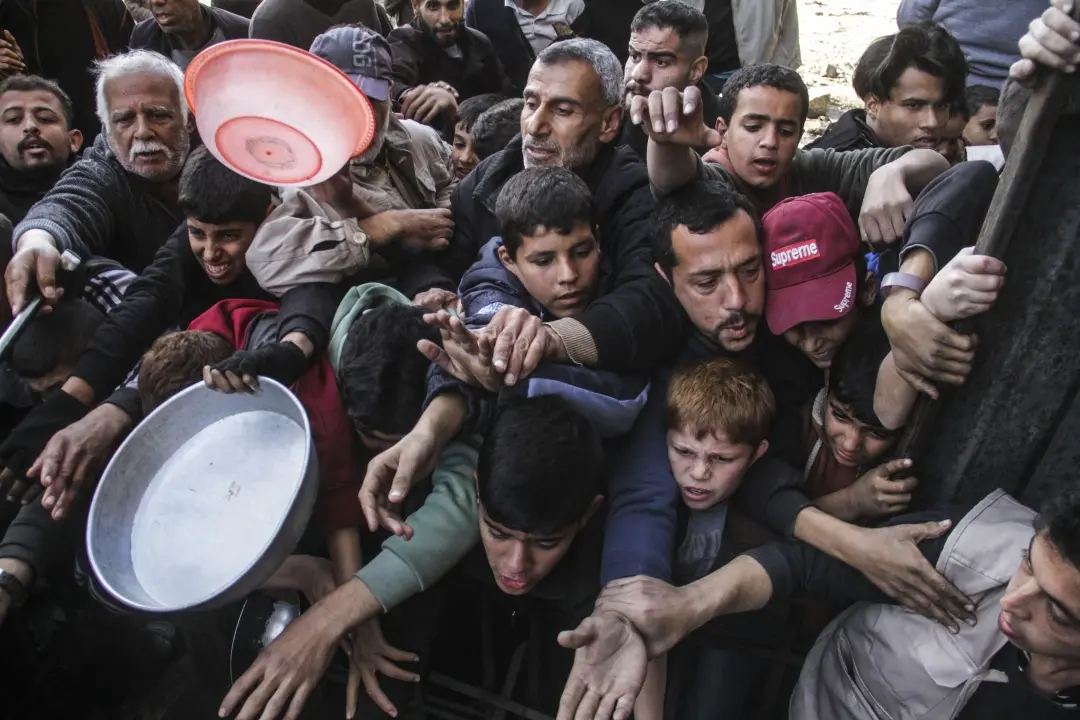 Nuova strage a sud di Gaza, spari sulla folla in attesa di ricevere cibo e aiuti: decine di morti e feriti