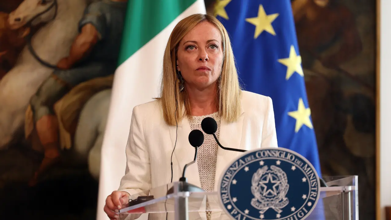 Mille giorni da Meloni: tra rapide, paracaduti e silenzi calcolati, la premier resiste nel buio della storia\n