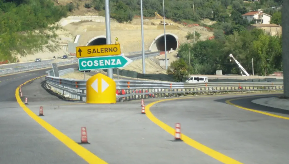 A2, lavori di pavimentazione: domani chiude lo svincolo di Tarsia Sud