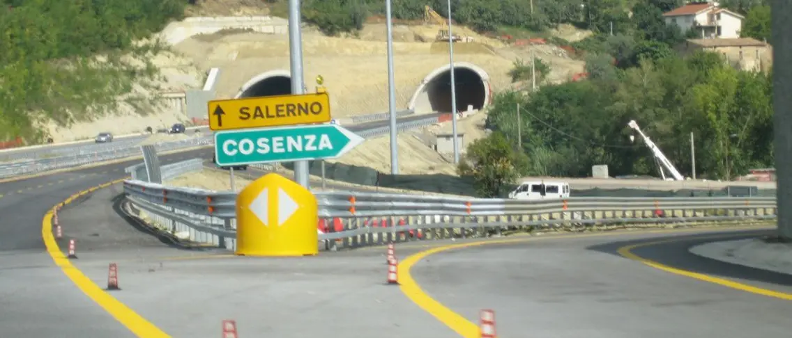 A2, lavori di pavimentazione: domani chiude lo svincolo di Tarsia Sud