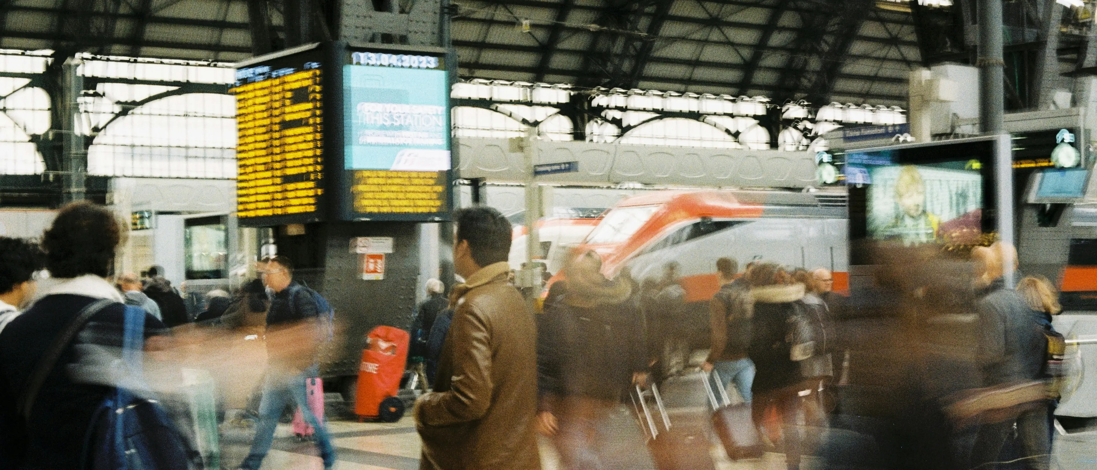 In fuga dalla Calabria per lavoro o studio, in 20 anni sono emigrati all’estero oltre 30mila giovani\n
