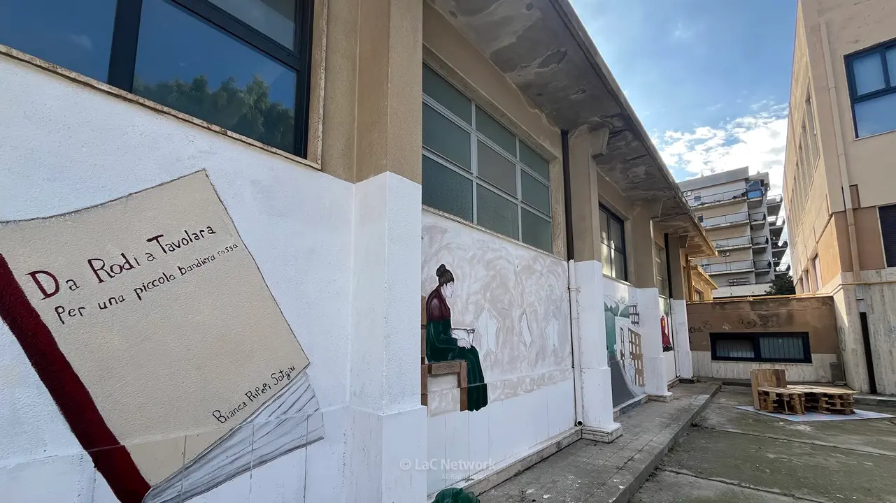 <p>I murales ispirati alla storia di Bianca Ripepi Sotgiu realizzati nell&#39;aula all&#39;aperto del liceo artistico Preti-Frangipane di Reggio Calabria</p>\\n