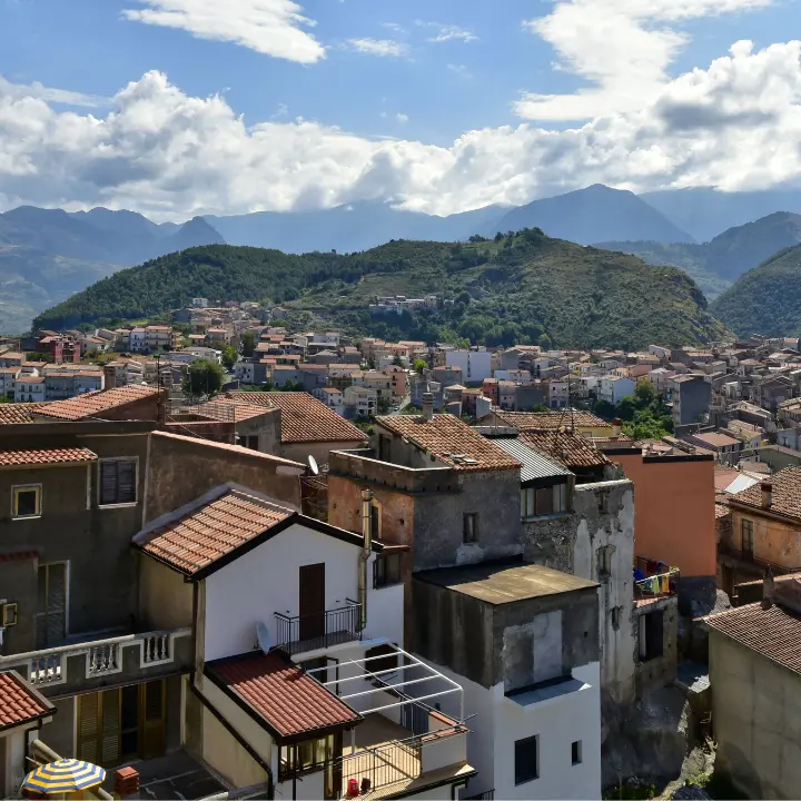 Cervelli in fuga dalla Calabria,\u00A0continua l’esodo di giovani in cerca di futuro: in un anno 10mila hanno lasciato la regione\n