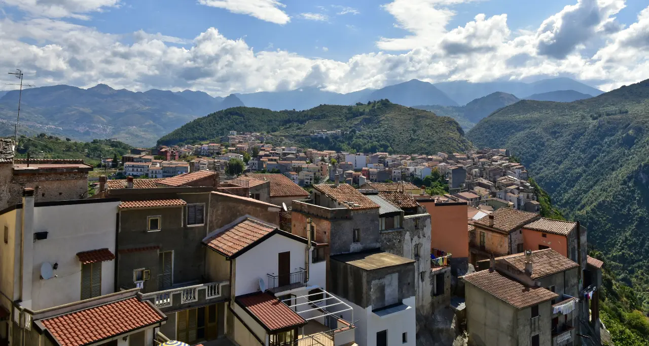 Cervelli in fuga dalla Calabria, continua l’esodo di giovani in cerca di futuro: in un anno 10mila hanno lasciato la regione