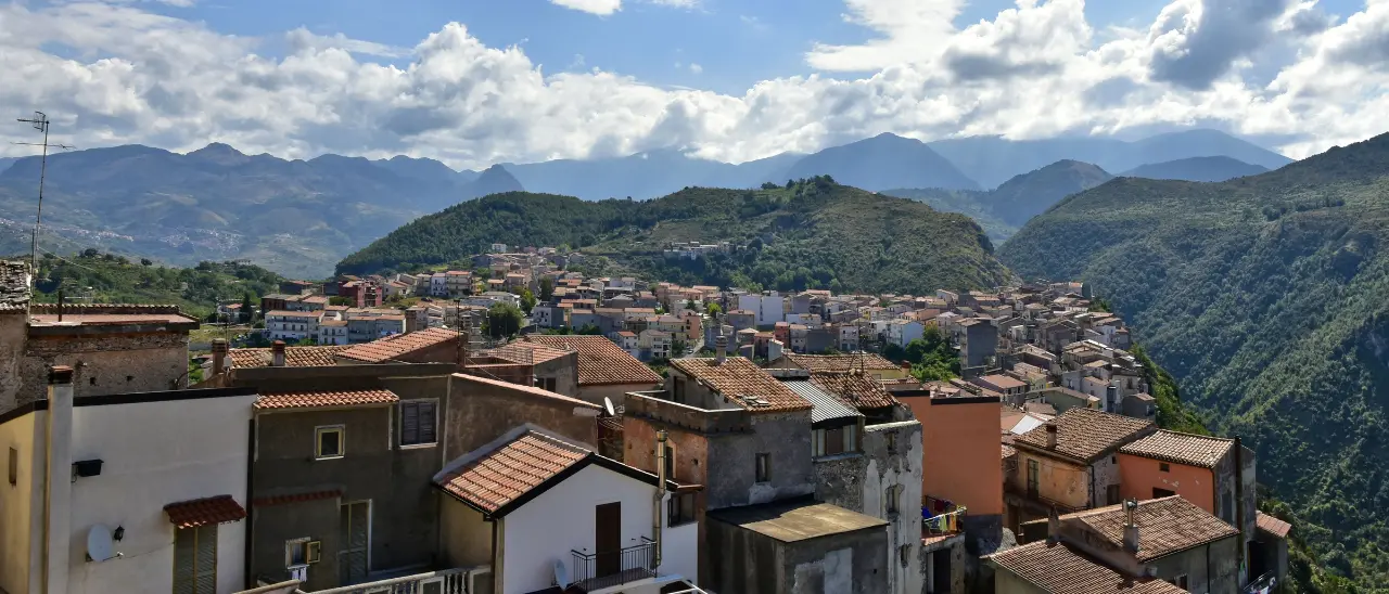 Cervelli in fuga dalla Calabria,\u00A0continua l’esodo di giovani in cerca di futuro: in un anno 10mila hanno lasciato la regione\n