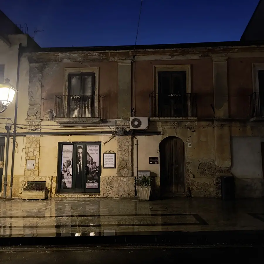 I luoghi di Cesare Pavese a Brancaleone, la locanda Da Cesira e il bar Roma in attesa di riqualificazione