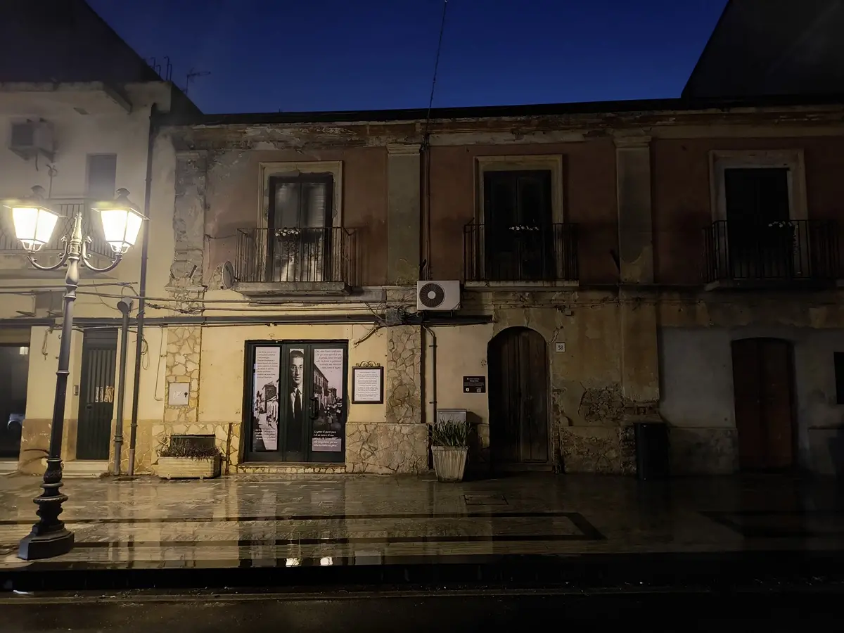 I luoghi di Cesare Pavese a Brancaleone, la locanda Da Cesira e il bar Roma in attesa di riqualificazione