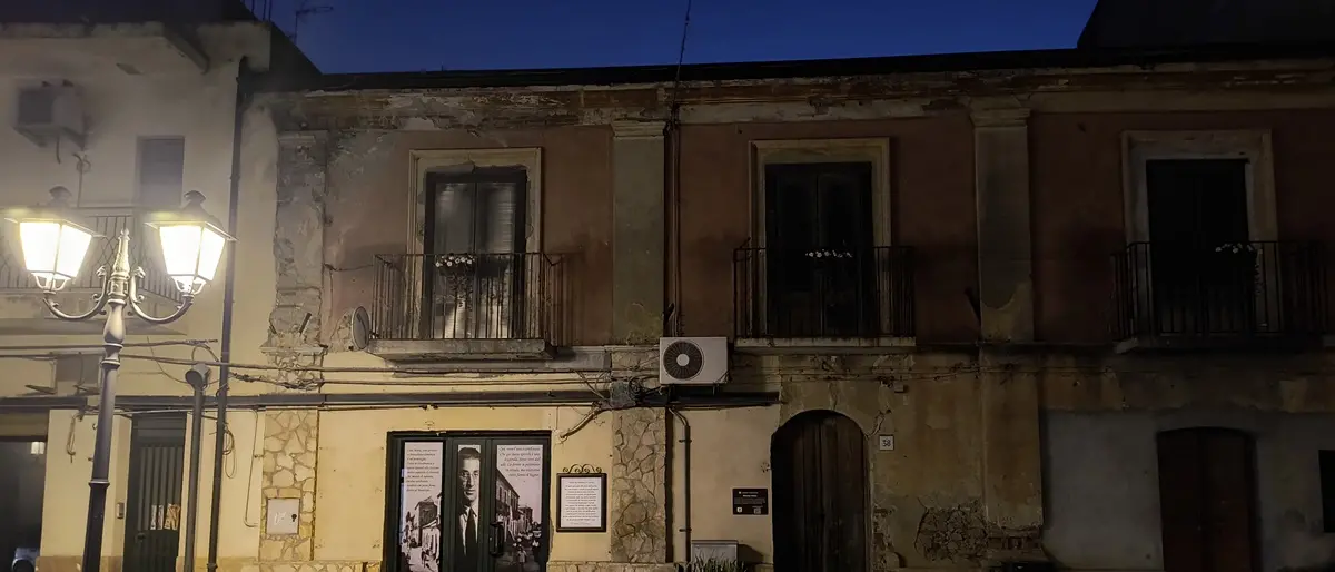 I luoghi di Cesare Pavese a Brancaleone, la locanda Da Cesira e il bar Roma in attesa di riqualificazione