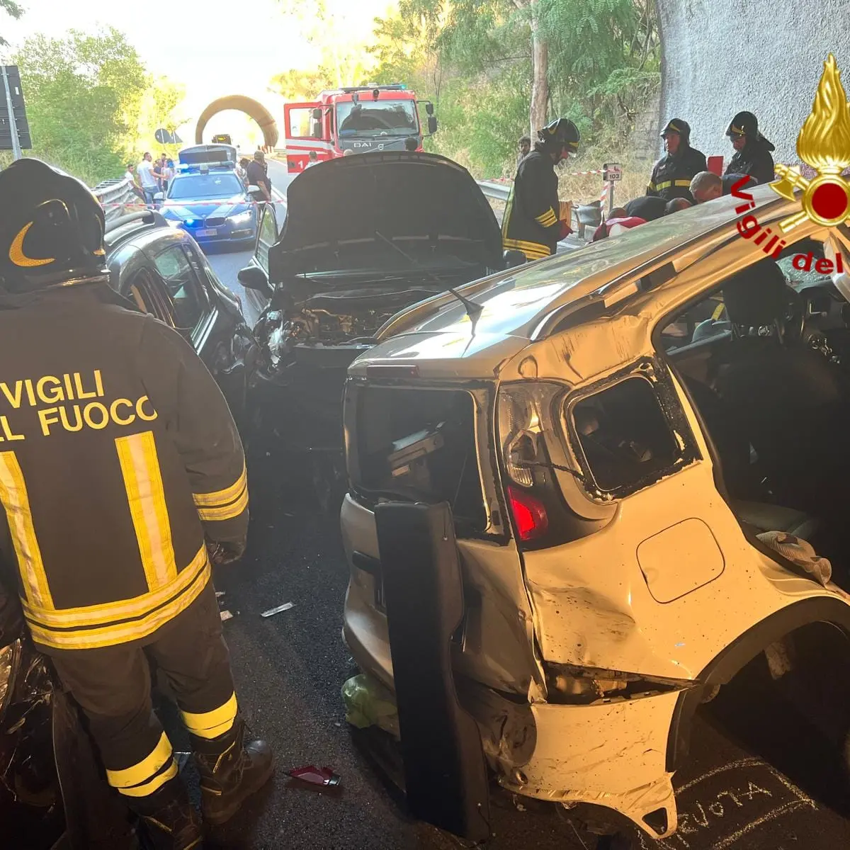 Incidente sulla SS 107: quattro auto coinvolte, strada chiusa per due ore
