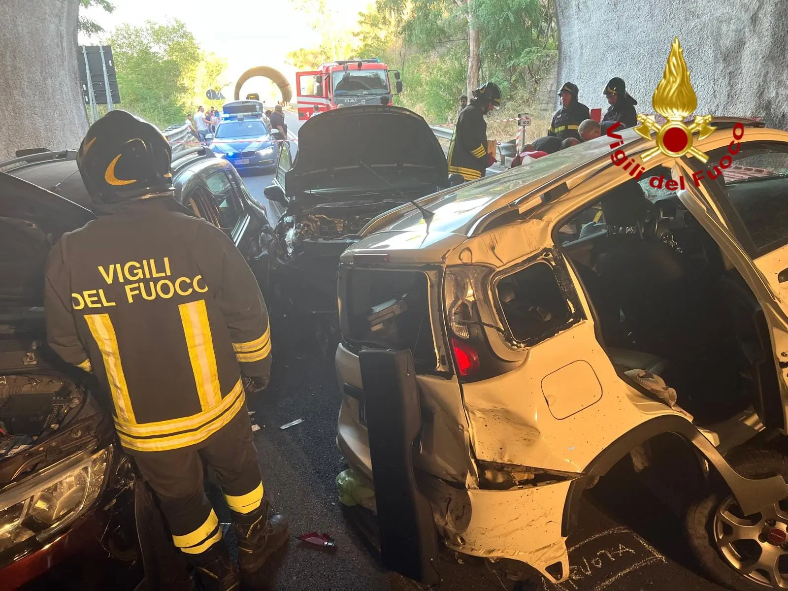 Incidente sulla SS 107: quattro auto coinvolte, strada chiusa per due ore