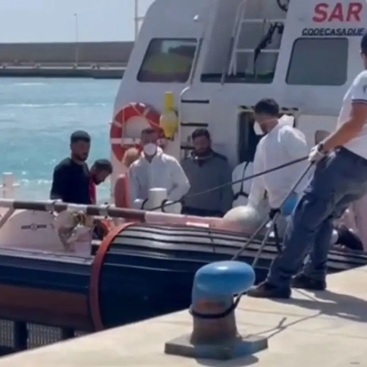Migranti, nuovo sbarco a Roccella Ionica: arrivate\u00A093 persone, tra i 12 minori un neonato\n