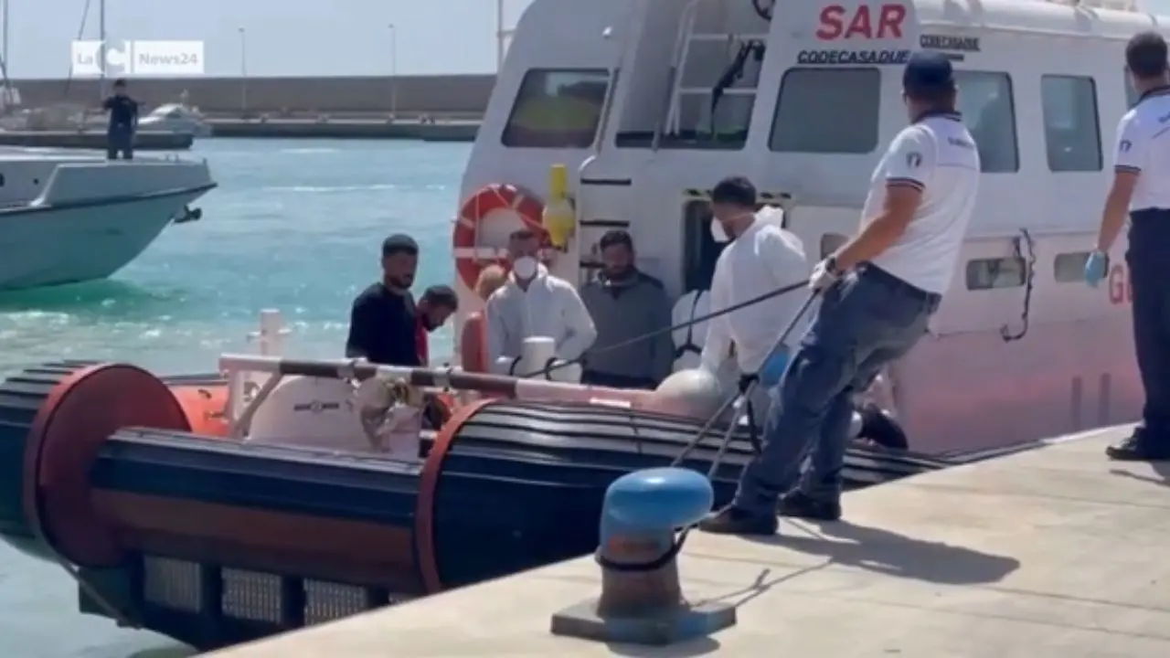 <p>Sbarco a Roccella (foto di repertorio)</p>\\n