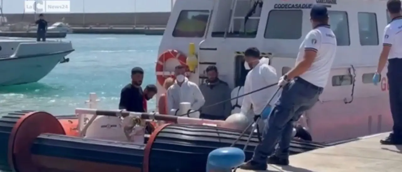 Migranti, nuovo sbarco a Roccella Ionica: arrivate\u00A093 persone, tra i 12 minori un neonato\n