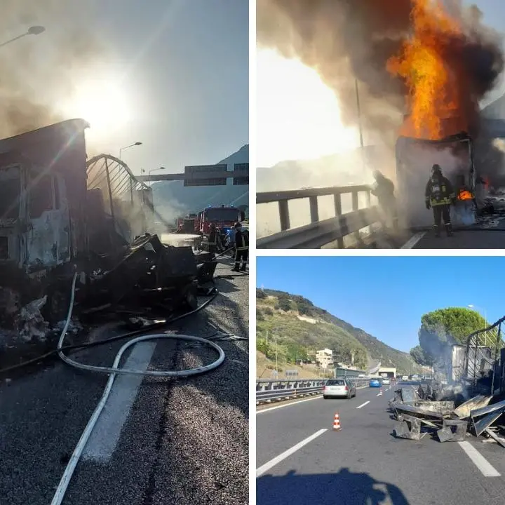 Scilla, camion distrutto dalle fiamme sull’autostrada: illeso il conducente\n