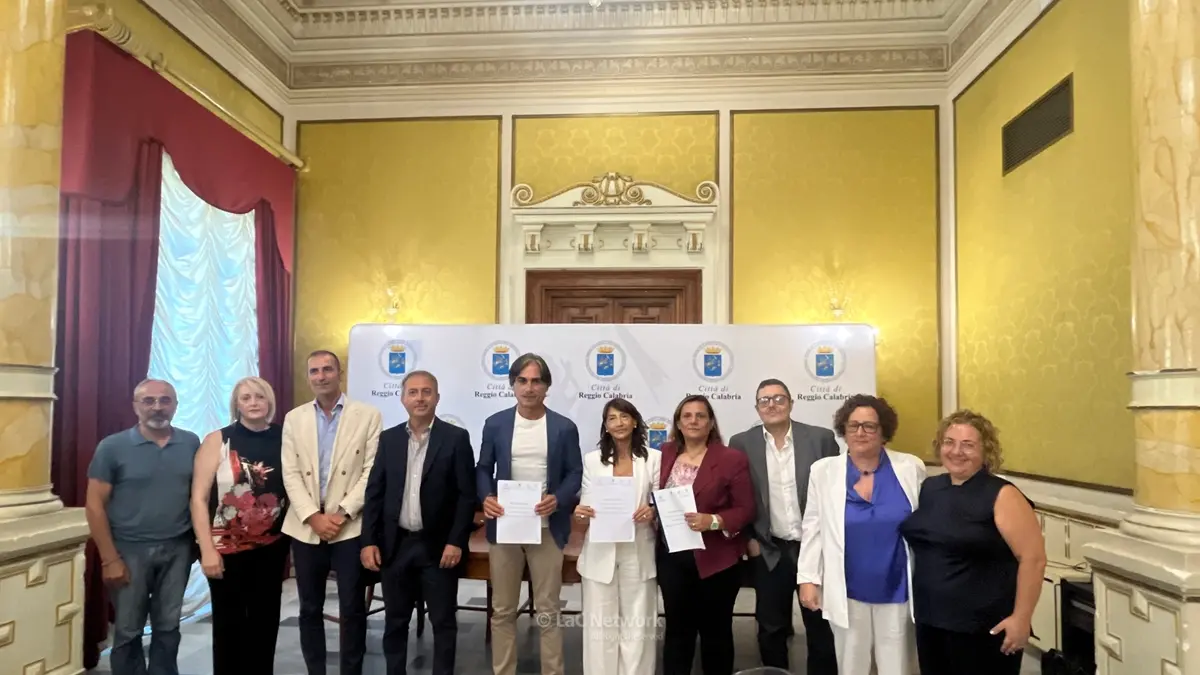 <p>Dopo la sottoscrizione nella sala dei Lampadari Italo Falcomat&agrave; a palazzo San Giorgio, Reggio Calabria</p>\\n