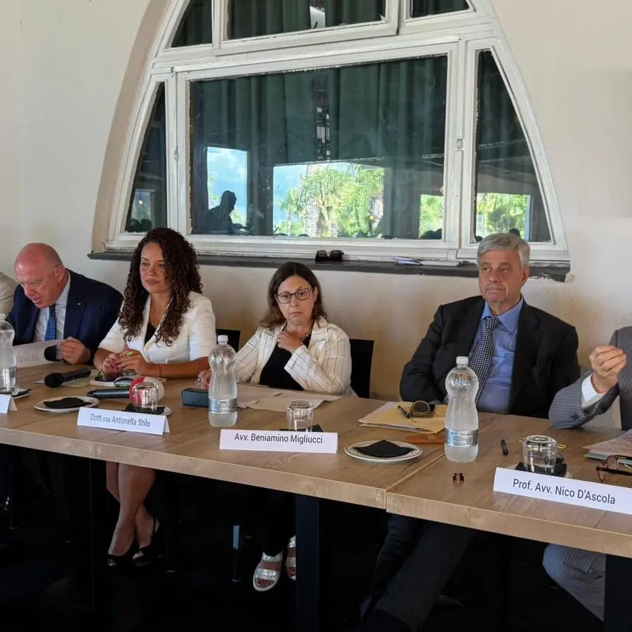 La Camera Penale di Reggio Calabria\u00A0riaccende il dibattito sulla separazione delle carriere: magistrati e avvocati divisi\n