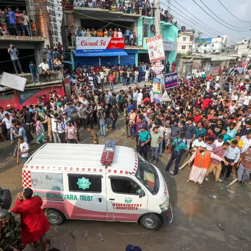 Bangladesh, aereo si schianta su una scuola: il bilancio provvisorio è di 27 morti, quasi tutti bambini