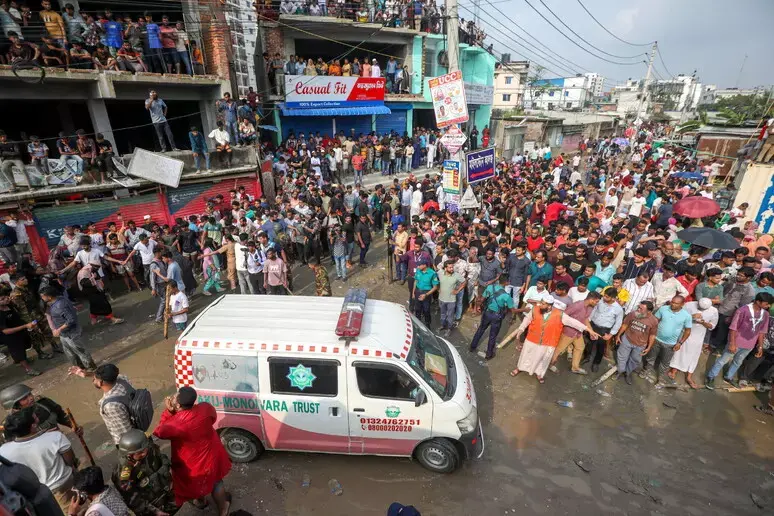 Bangladesh, aereo si schianta su una scuola: il bilancio provvisorio è di 27 morti, quasi tutti bambini