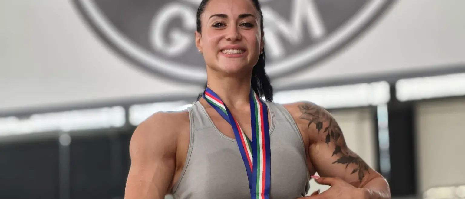 Bodybuilding, la calabrese\u00A0Muzzì vince l'assoluto della categoria Shape all'ICS Italia 2025:\u00A0«Sport maschile? Lo sport non ha genere»\n